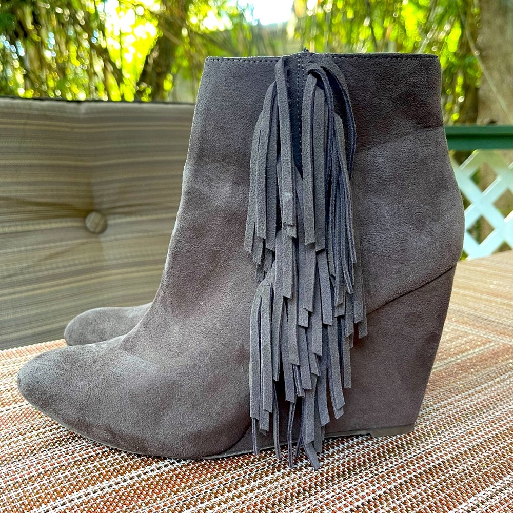 Steve Madden Taupe Suede Fringe Wedge Boots | 10